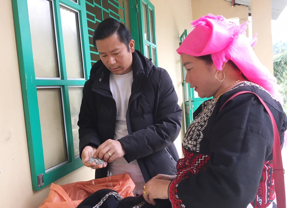 Sa Pa: Dạy thêu đính cườm trên sản phẩm thổ cẩm Xa Phó ảnh 2