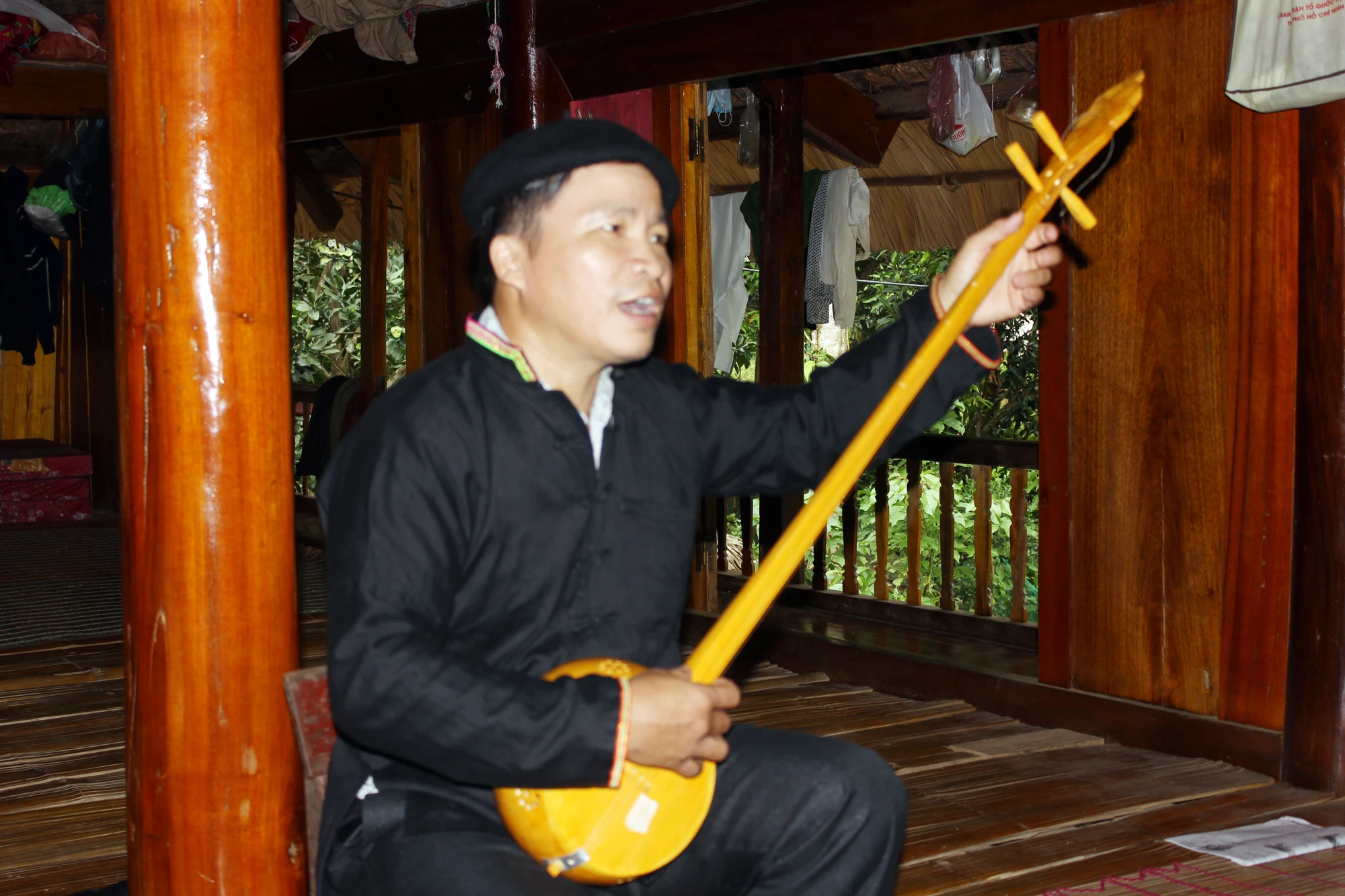 Nghệ nhân ưu tú Hoàng Văn Thụy bên cây đàn Tính.