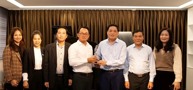 TS Trần Doãn Tiến chúc mừng PGS.TS Nguyễn Thanh Hà và các cán bộ, giáo viên Viện Phát triển Giáo dục Việt Nam, TEDSAIGON nhân ngày Nhà giáo Việt Nam 20-11.
