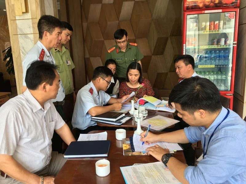 Cơ quan chức năng kiểm tra điều kiện phòng chống cháy, nổ thường đi theo đoàn và có quyết đinh kiểm tra.