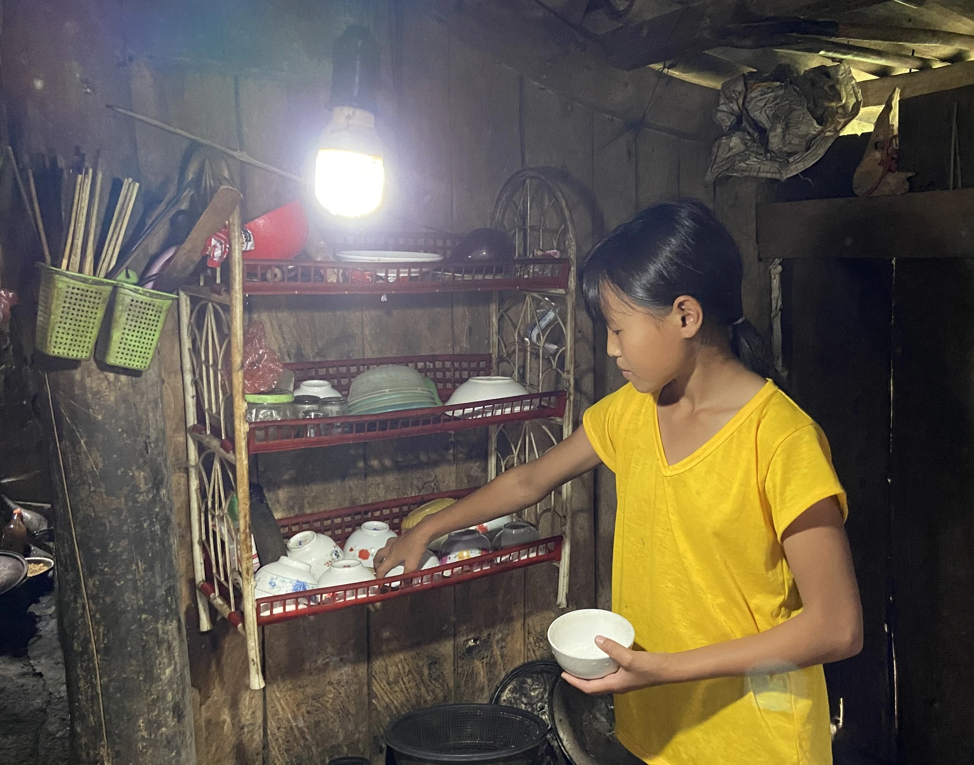 Có điện thắp sáng tiện dụng cho người dân Séo Phìn Than.