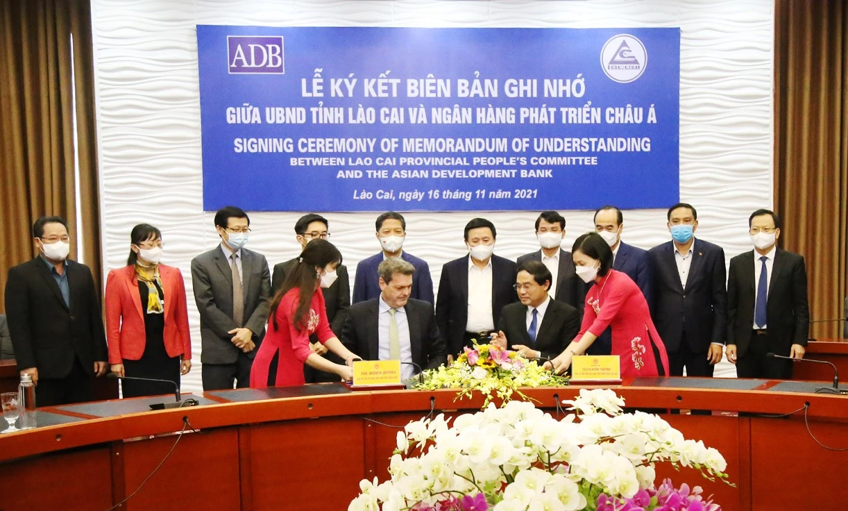 Quang cảnh lễ ký kết biên bản ghi nhớ.