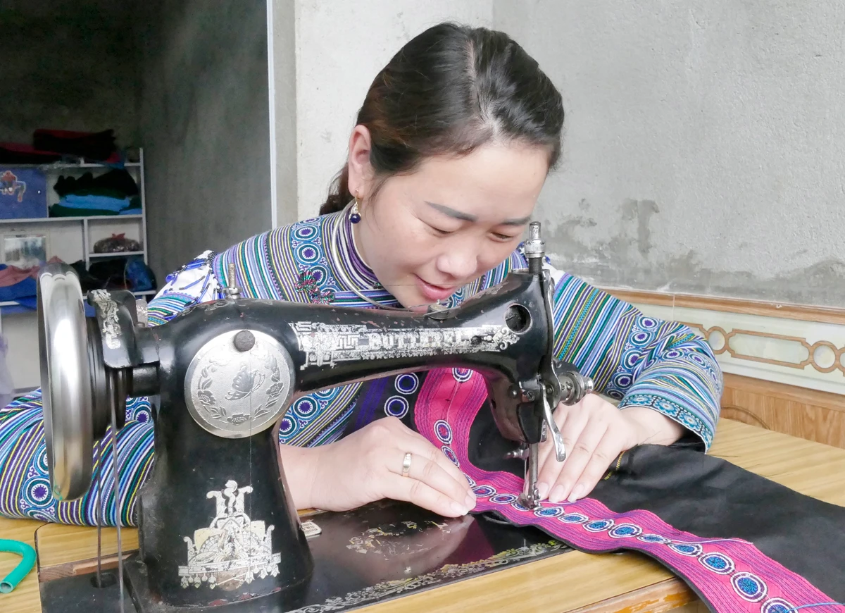 Chị Thào Thị Mỷ may chiếc áo truyền thống dân tộc Mông cho khách đặt.