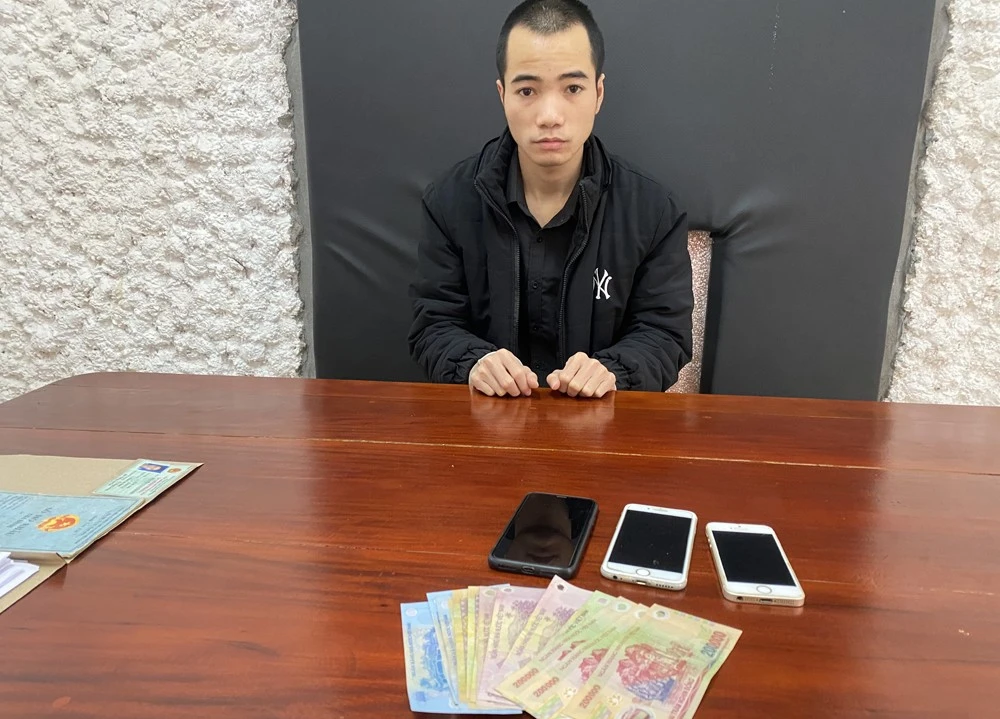 Đối tượng Nguyễn Văn Thành và tang vật tại cơ quan công an.