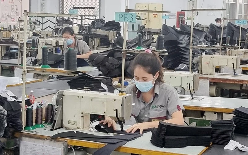Công nhân sản xuất tại Công ty TNHH Công nghiệp Đức Bổn, Khu chế xuất Tân Thuận (TP Hồ Chí Minh).