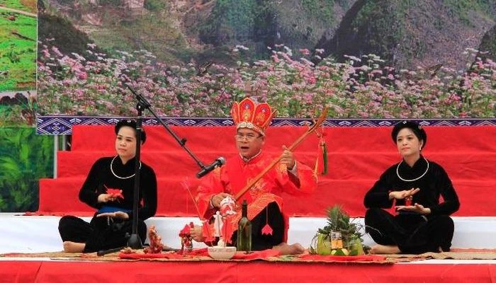 Tiết mục then “mời trầu, cau thổ công” do các nghệ nhân hát then, đàn tính Hà Giang biểu diễn tại Liên hoan năm 2018.