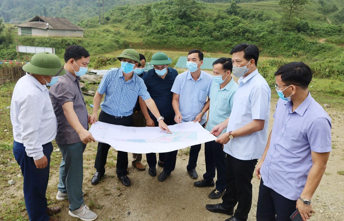 Kiểm tra phương án sắp xếp dân cư thôn Láo Vàng, xã Phìn Ngan.