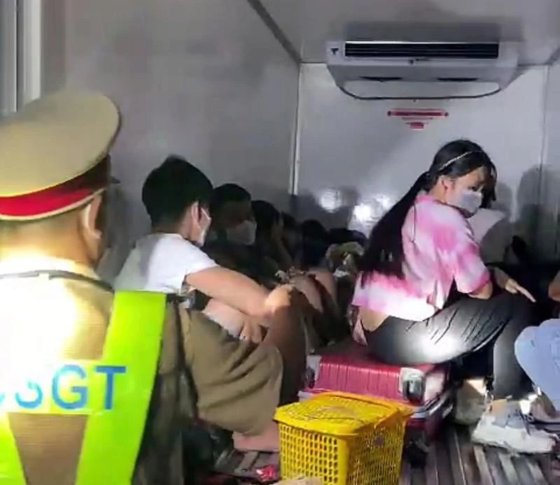  Nhét 15 người, cả trẻ em trong thùng xe đông lạnh để 'thông chốt' về quê ảnh 1
