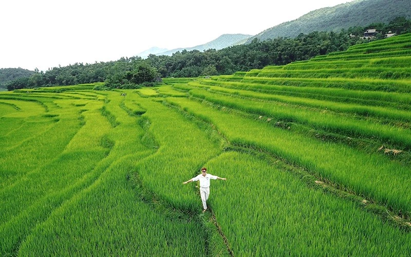 Du khách khám phá ruộng bậc thang ở Pù Luông. Ảnh: MẠNH TIẾN KHÔI