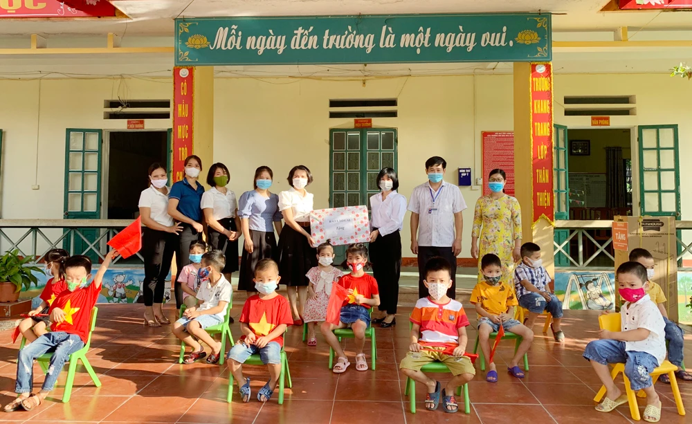 Báo Lào Cai tặng quà Trường Mầm non Hoa Mai và Trường Mầm non Nắng Mai, xã Xuân Quang.