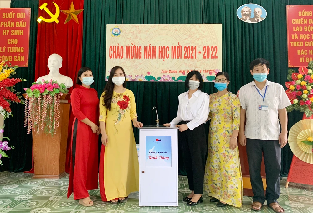 Công ty TNHH thương mại Hưng Tín tặng máy lọc nước cho Trường Mầm non Nắng Mai. Trung tâm mua sắm Đức Huy Plaza tặng máy lọc nước cho Trường Mầm non Hoa Mai.