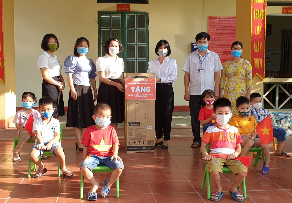 Công ty TNHH thương mại Hưng Tín tặng máy lọc nước cho Trường Mầm non Nắng Mai. Trung tâm mua sắm Đức Huy Plaza tặng máy lọc nước cho Trường Mầm non Hoa Mai.