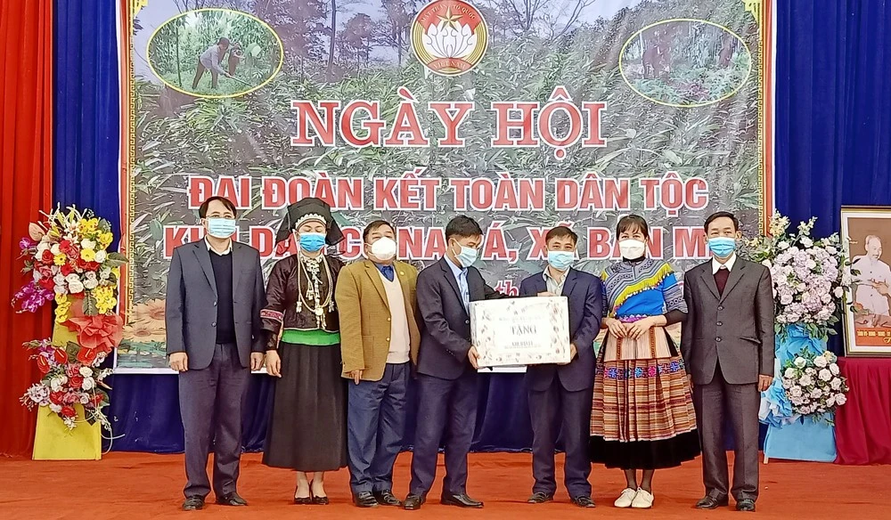 Chủ nhiệm Ủy ban Kiểm tra Tỉnh ủy Nguyễn Văn Phúc dự Ngày hội đại đoàn kết toàn dân tộc tại xã Bản Mế ảnh 4