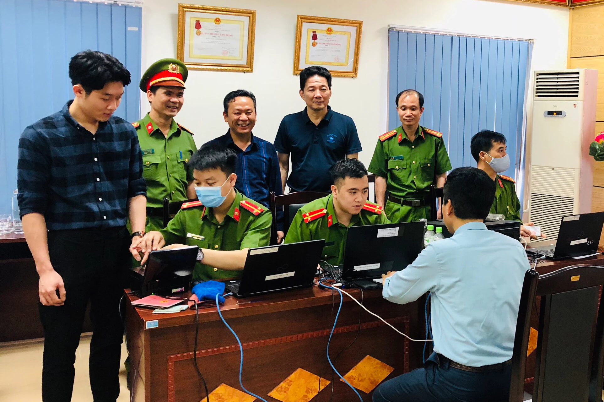 Lãnh đạo Công an tỉnh thường xuyên đến động viên cán bộ, chiến sỹ làm nhiệm vụ cấp căn cước công dân.
