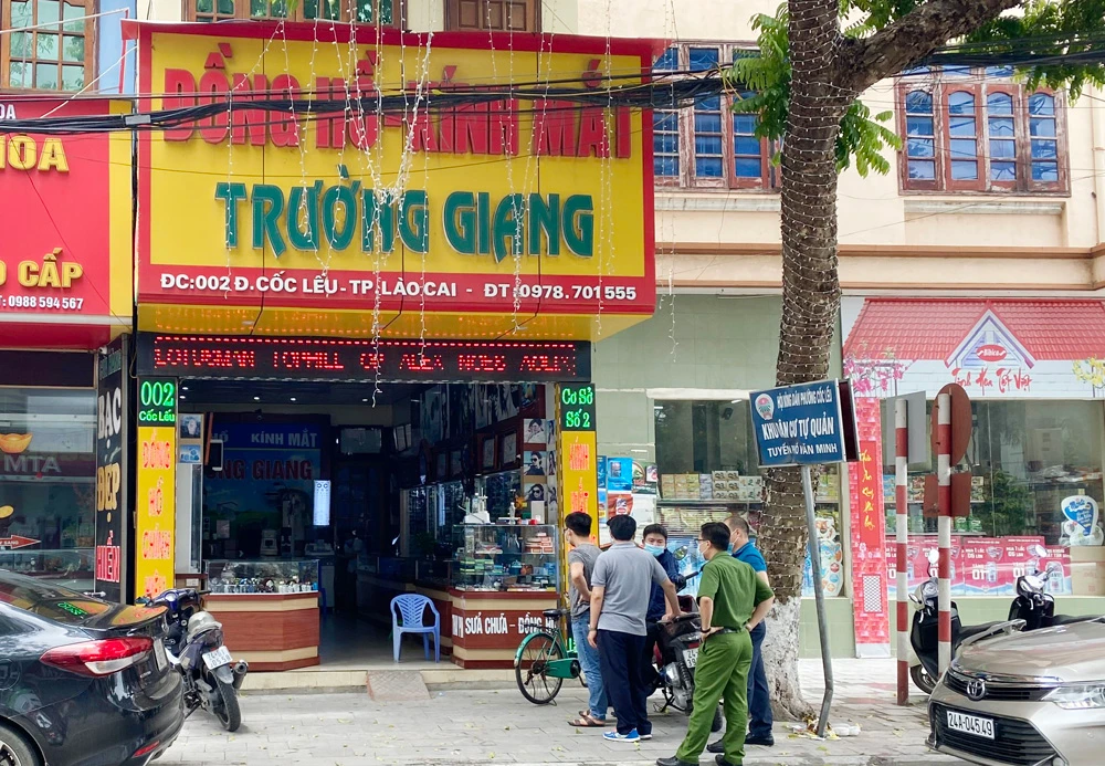 Hiện trường vụ trộm tại Cửa hàng đồng hồ - kính mắt Trường Giang.