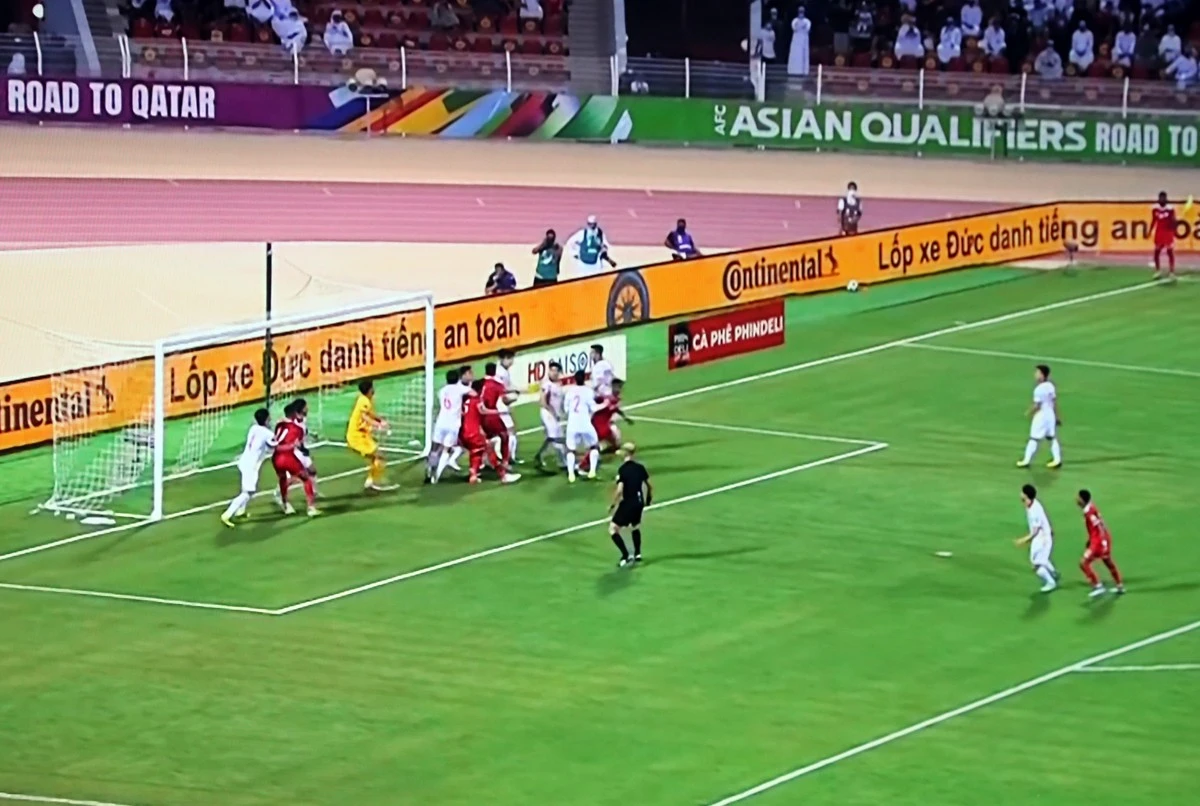 Tình huống đã phạt góc mang về bàn thắng nâng tỷ số trận đấu lên 2 - 1 cho chủ nhà Oman.