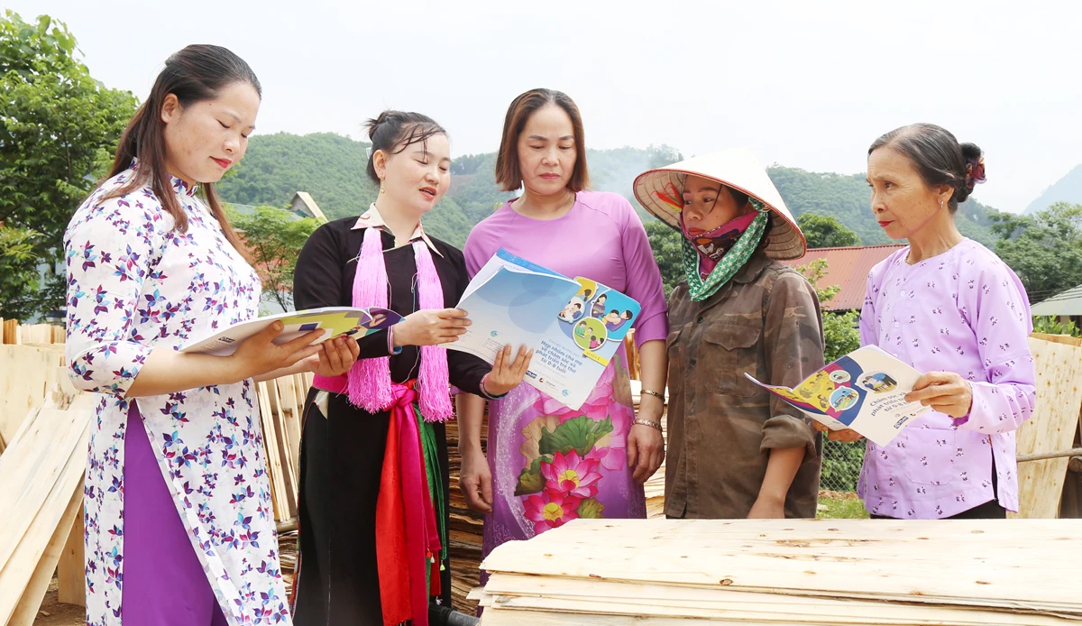Tuyên truyền, phổ biến kiến thức chăm sóc trẻ đến các hội viên phụ nữ trong thôn.