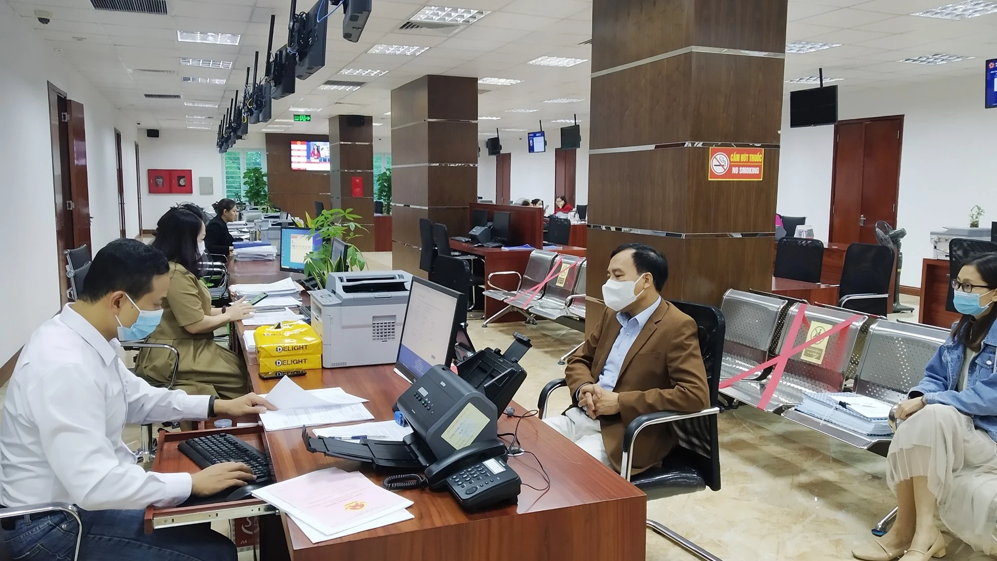 Những công dân đầu tiên đến giải quyết thủ tục hành chính tại địa điểm mới của bộ phận "một cửa" UBND thành phố Lào Cai.