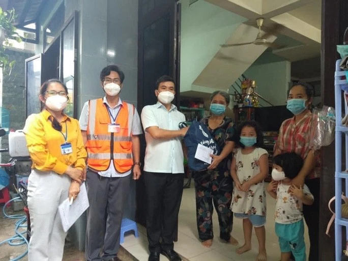 Đại diện lãnh đạo Huyện ủy Hóc Môn và Hội Liên hiệp Phụ nữ huyện Hóc Môn, TP Hồ Chí Minh tặng quà cho trẻ mồ côi vì dịch COVID-19.
