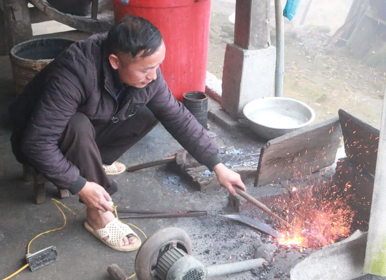 Lò rèn của hộ ông Tẩn A Tung vẫn sáng lửa đều.