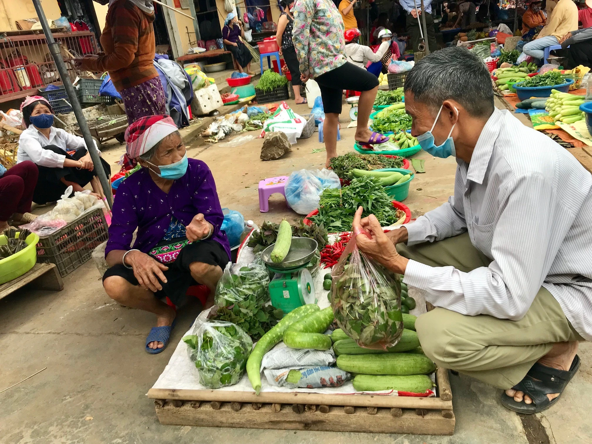 Sạp hàng nhỏ xinh bày bán nông sản địa phương.