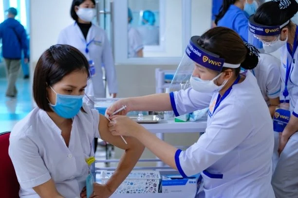  Hơn 55.000 người đã tiêm vắc xin COVID-19 ảnh 1