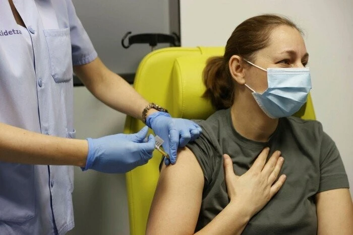 Một tình nguyện viên được tiêm vaccine COVID-19 của CureVac trong cuộc thử nghiệm giai đoạn 1.