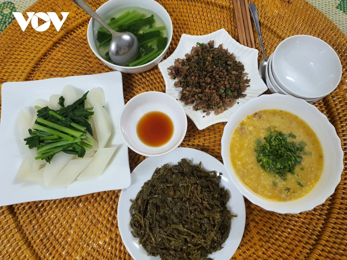 Rau sắn muối chua xào cá suối là món ăn dân dã mà lạ miệng trong mâm cơm của đồng bào.