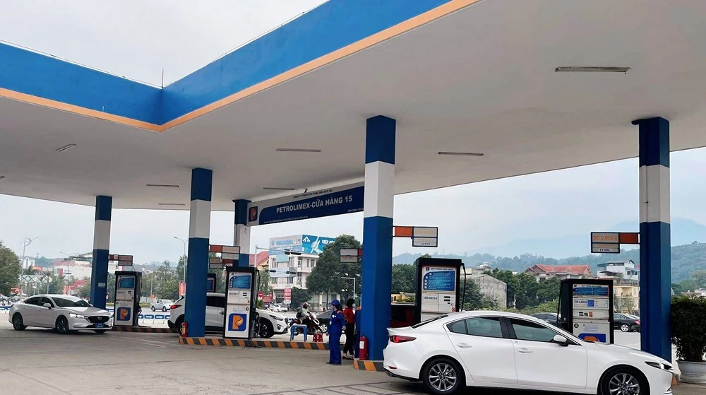 Giá xăng dầu tăng mạnh gây khó khăn cho doanh nghiệp và người tiêu dùng.