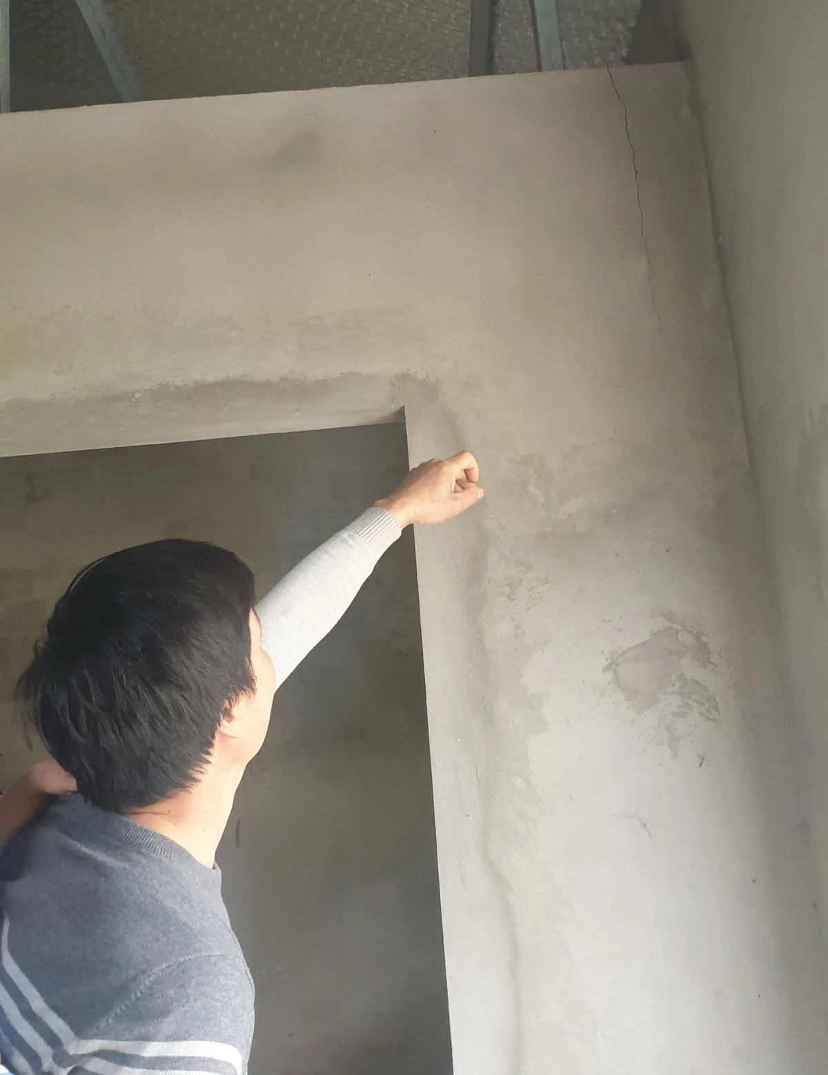 Có những căn nhà mới xây rất kiên cố nhưng cũng bị nứt tường, lún nền.