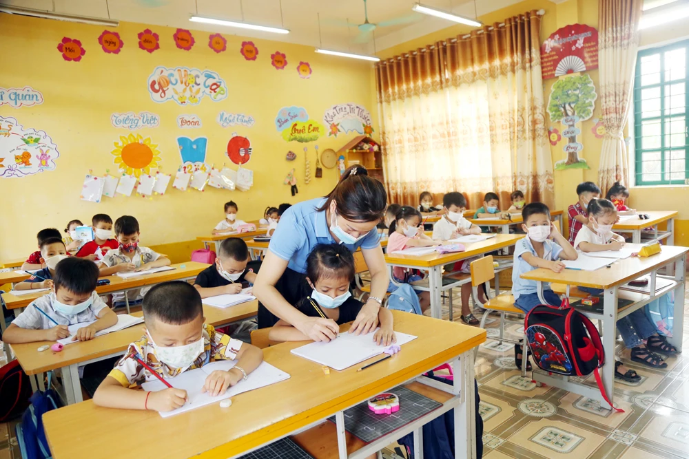 Nắn từng nét chữ.