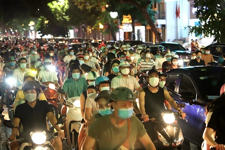 Biển người và phương tiện di chuyển theo hướng Quảng trường Đông Kinh Nghĩa Thục – Lê Thái Tổ trong dịp tết trung thu vừa qua tại Hà Nội.