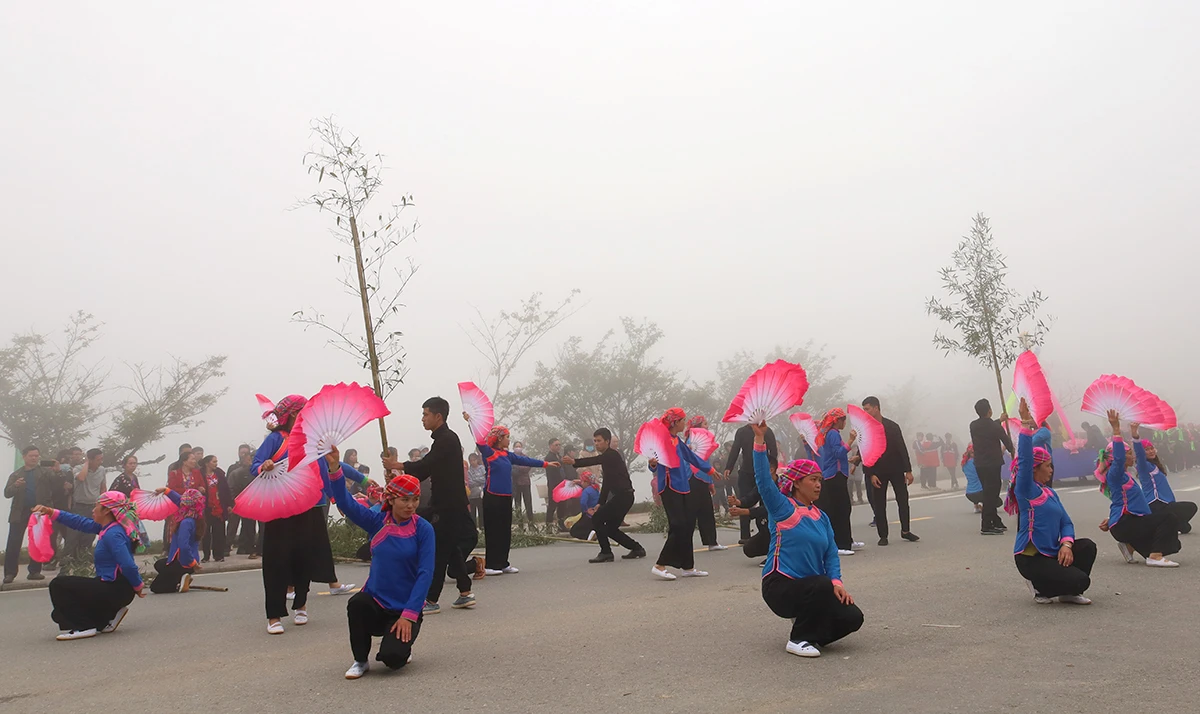 Điệu múa đặc trưng của đồng bào Giáy.