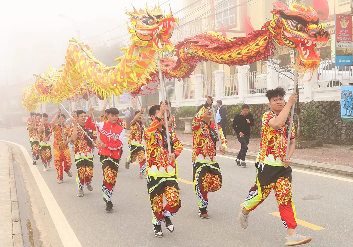 Màn múa rồng mở màn cho Canaval đường phố Sa Pa.