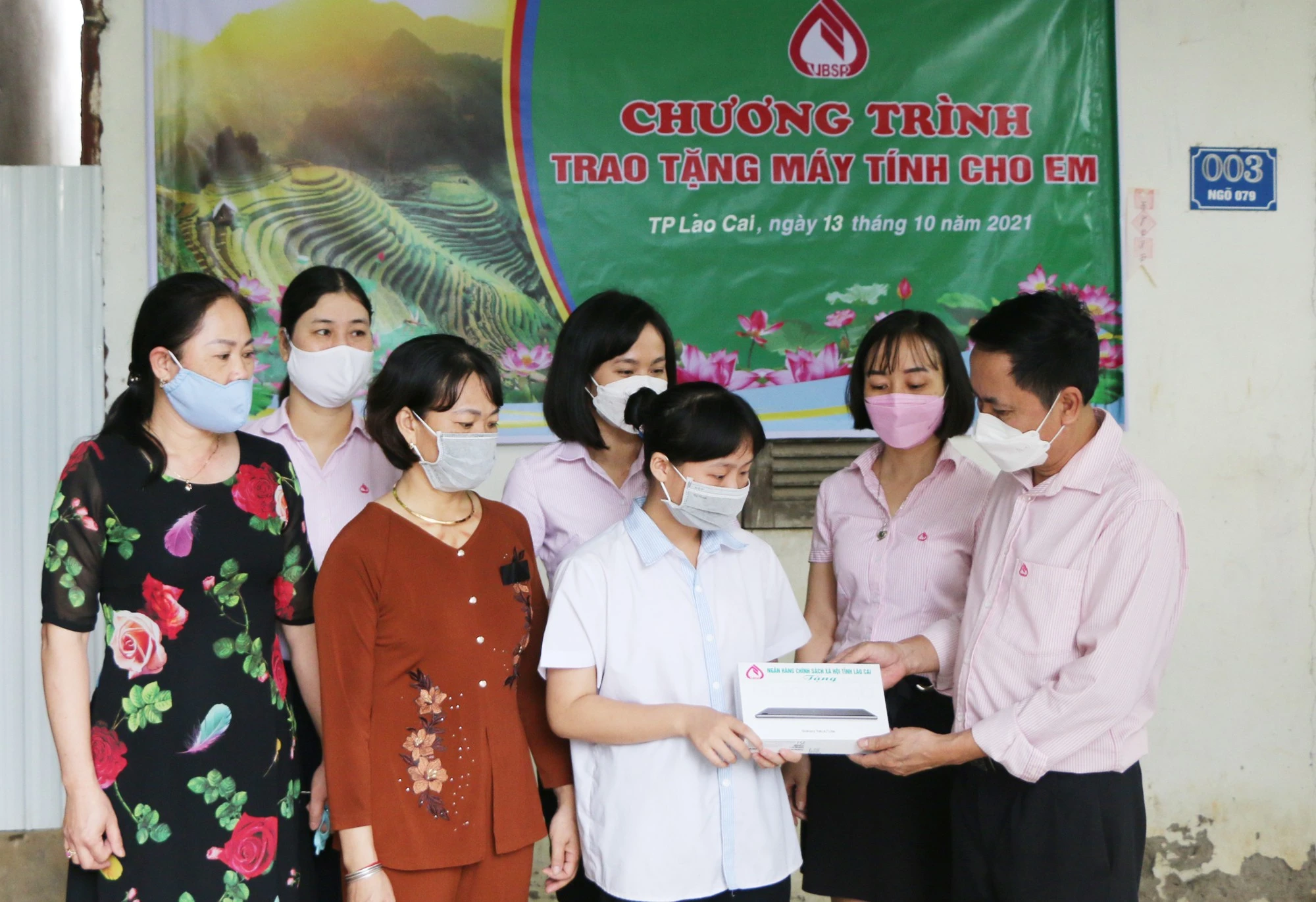 Lãnh đạo Ngân hàng Chính sách xã hội Chi nhánh tỉnh Lào Cai trao tặng máy tính bảng cho em Nguyễn Tú Anh, học sinh Trường THCS Ngô Văn Sở (thành phố Lào Cai). Trao tặng máy tính bảng cho em Hoàng Thị Kiều Ly, học sinh Trường THCS Cam Đường (thành phố Lào Cai).