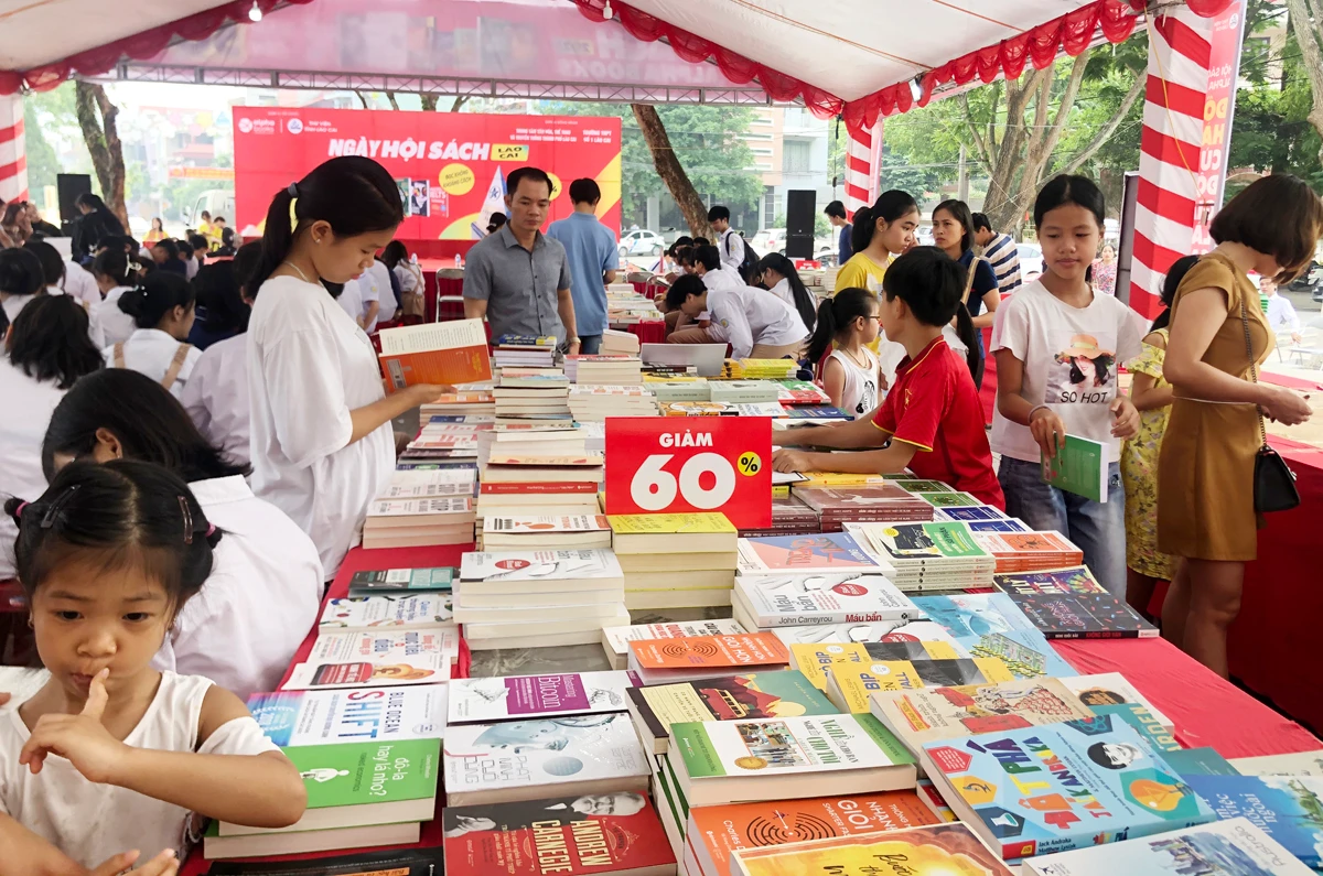 Hội Sách Alpha books thu hút rất đông độc giả đến tham quan, tìm đọc và mua sách.