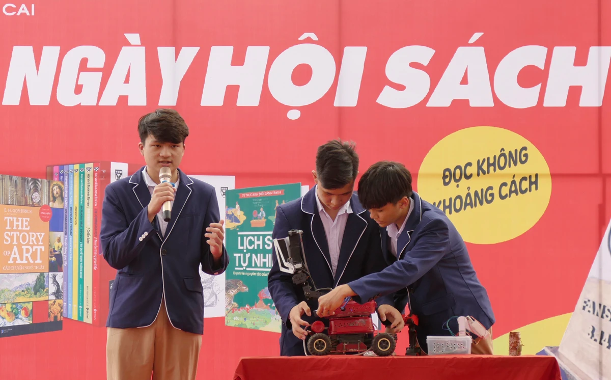 Học sinh Trường THPT số 1 thành phố Lào Cai tuyên truyền tại chương trình.