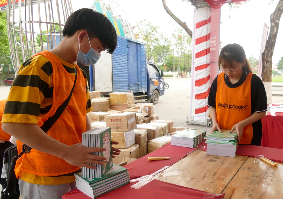 Công ty cổ phần Alpha books đã bổ sung thêm 6.000 cuốn sách thiếu nhi để phục vụ độc giả Lào Cai.