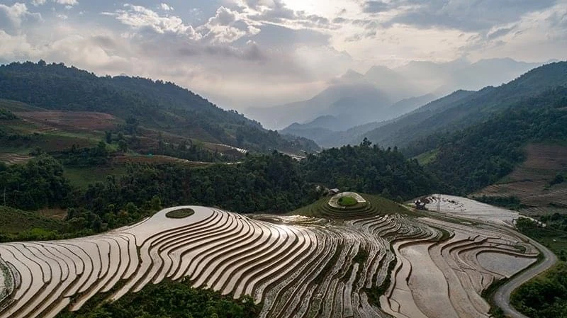 Mùa nước đổ ở vùng cao Lào Cai. Các tràn ruộng bạc thang như những tấm gương lớn phản chiếu lên trời. Sắc màu lạ. Nông dân vùng cao Sa Pa vào vụ cấy. Sau mùa nước đổ, bà con tranh thủ làm đất chuẩn bị mùa cấy. Vùng cao Bát Xát mùa nước đổ.