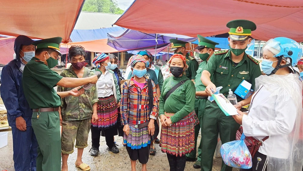 Bộ đội biên phòng tuyên truyền pháp luật cho Nhân dân vùng biên giới.