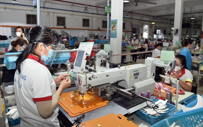 Sản xuất giày xuất khẩu tại Công ty ChingLuh (Khu công nghiệp Thuận Đạo, Long An).