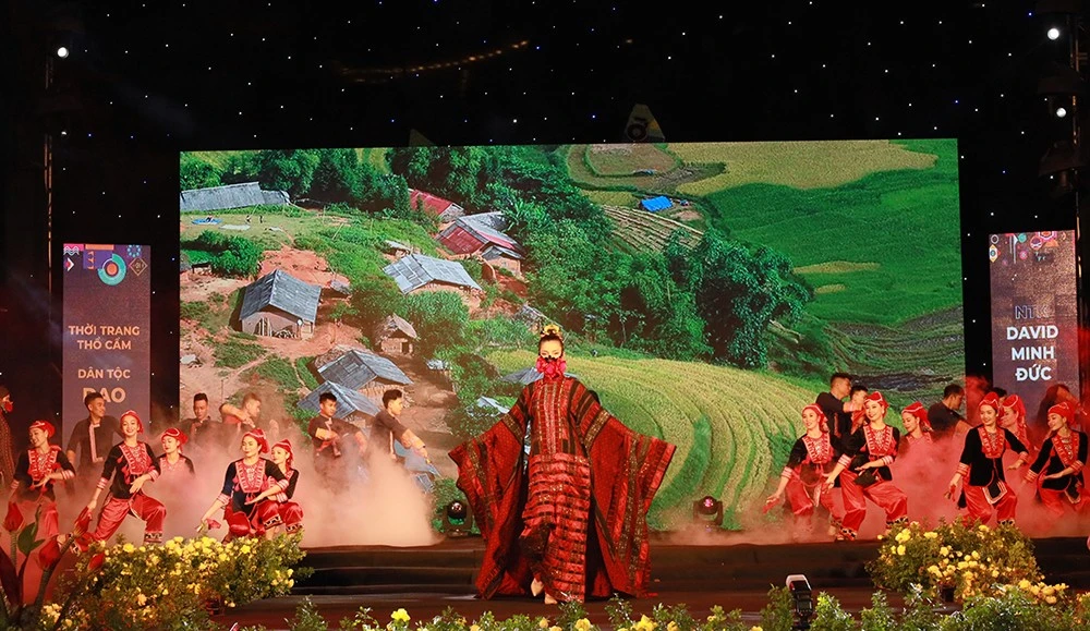 Chương trình thời trang nghệ thuật có chủ đề xuyên suốt là “Thổ cẩm Tây Bắc - Câu chuyện tình yêu”.