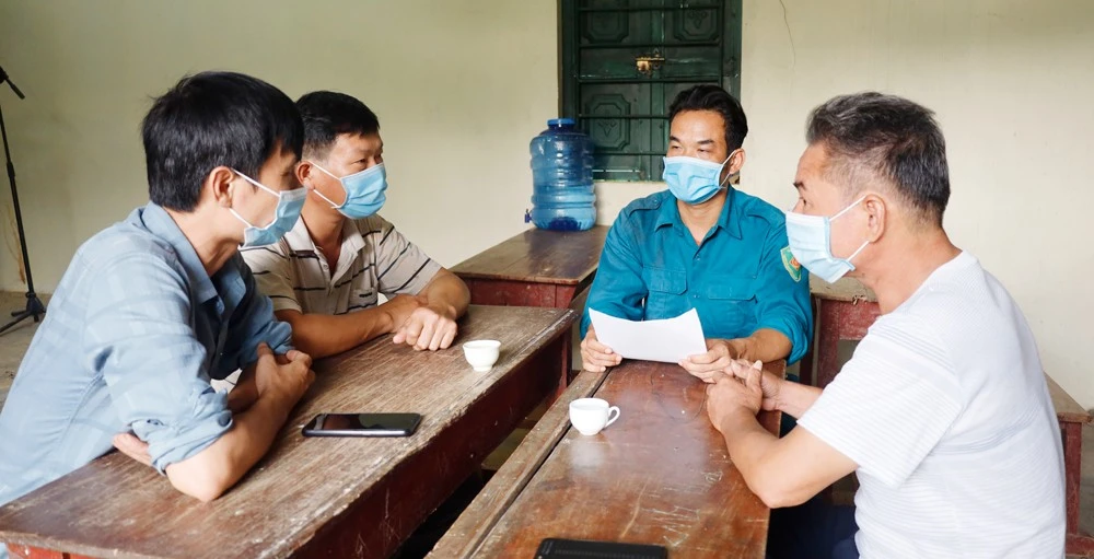 Anh Lý Văn Hợi, Bí thư Chi bộ thôn Làng Cung (giữa ảnh) tích cực tuyên truyền bà con xây dựng nếp sống văn minh.