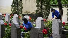 Đoàn viên, thanh niên Lào Cai chăm sóc phần mộ liệt sĩ.