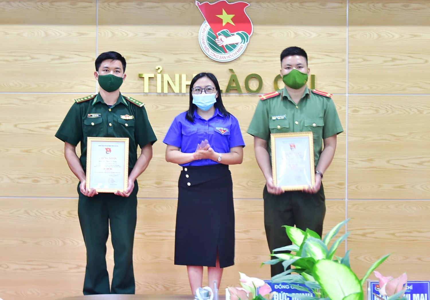 Trao giải cho các tác giả đoạt giải Nhì phần thi viết.