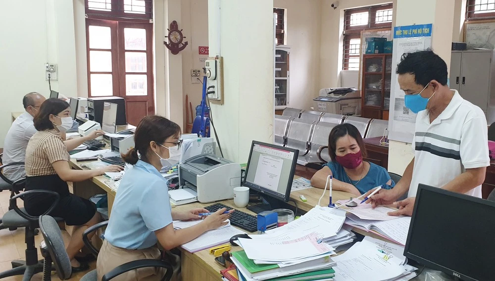 Khối lượng công việc lớn, mỗi ngày bộ phận một cửa của xã Bảo Hà (Bảo Yên) sử dụng tối đa thời gian 8 giờ hành chính.