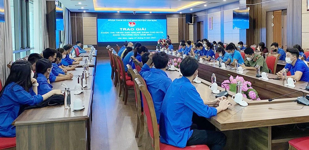 Huyện đoàn Văn Bàn trao giải Cuộc thi tiếng Anh online ảnh 1