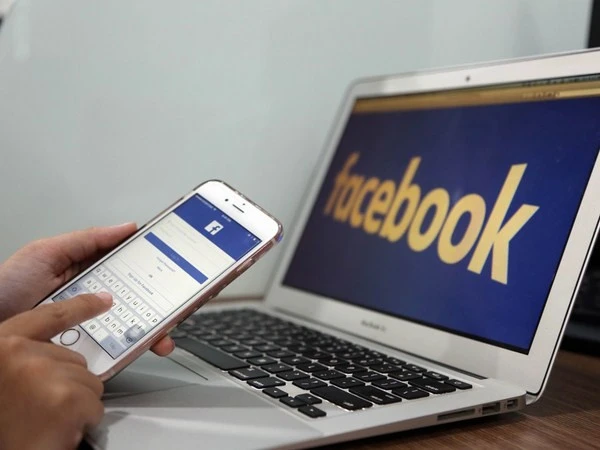 Gia đình và nhà trường cần quản lý việc sử dụng internet của con em mình.
