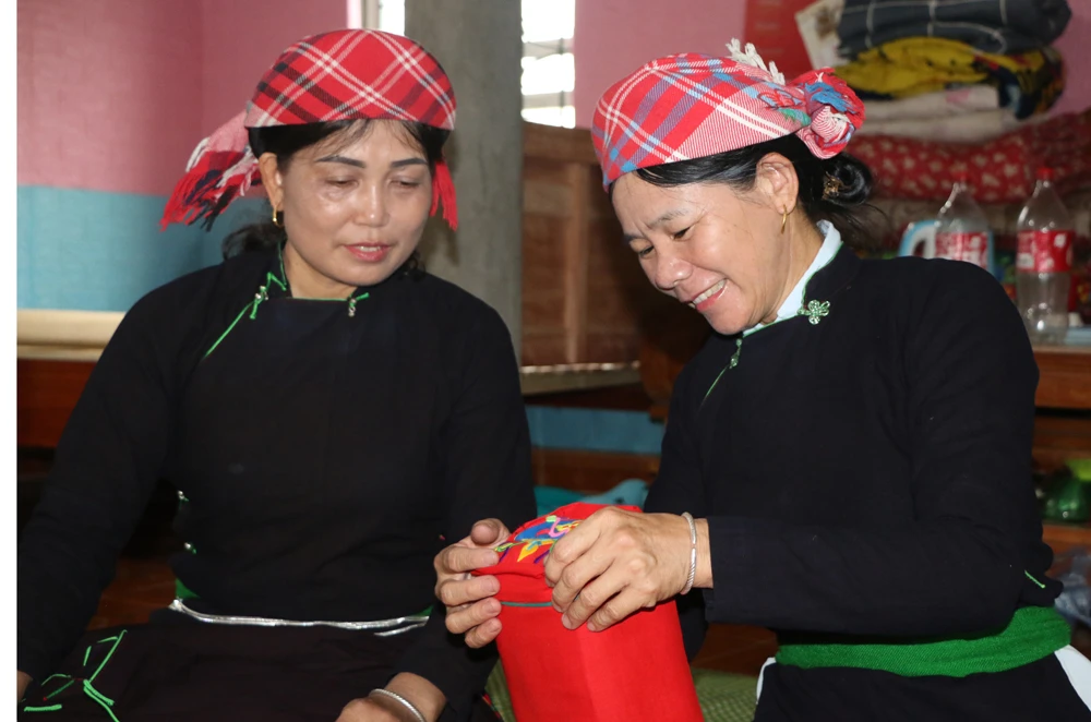 Phụ nữ Võ Lao giữ nghề truyền thống ảnh 4