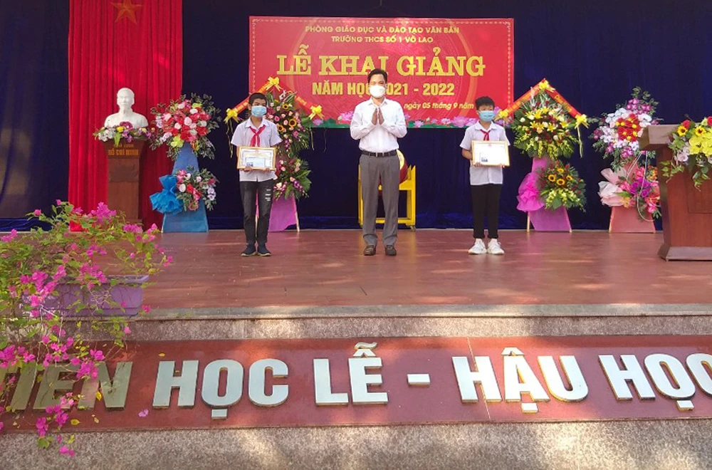 Chủ nhiệm Ủy ban Kiểm tra Tỉnh ủy Nguyễn Văn Phúc trao Bằng khen của Chủ tịch UBND tỉnh cho học sinh có thành tích xuất sắc trong học tập năm học 2020 - 2021. Tặng giấy khen cho những học sinh có thành tích xuất sắc. Kiểm tra thân nhiệt các học sinh trước khi vào trường dự lễ khai giảng năm học mới.